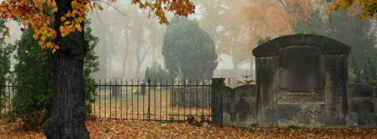 begraafplaats in de herfst